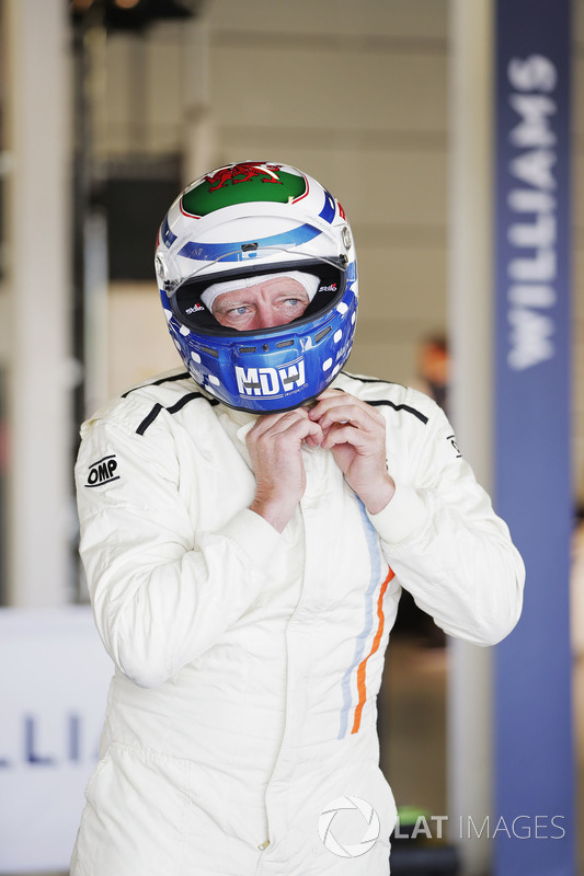 Mark Hazell se prepara para una carrera en el coche de  Carlos Reutemann Williams FW07B