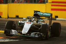 Lewis Hamilton, Mercedes AMG F1 W07 Hybrid con la cubierta de la cabina Halo