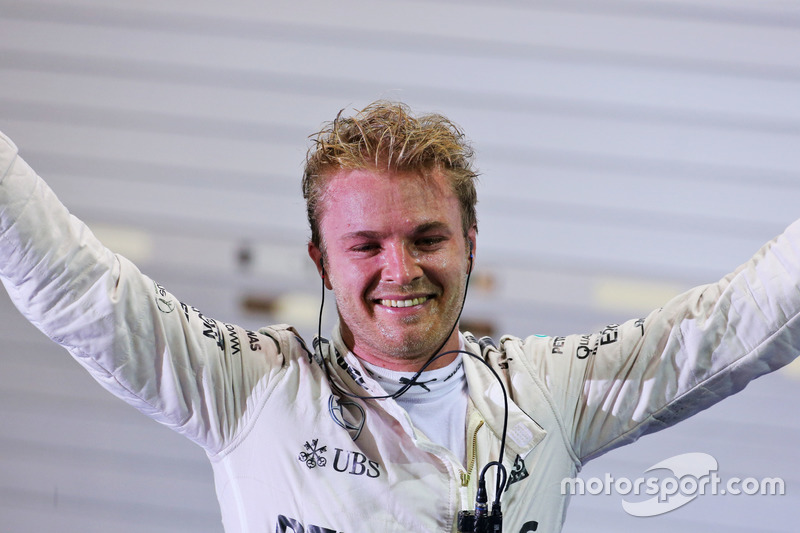 Ganador de la carrera Nico Rosberg, Mercedes AMG F1 celebra en parc ferme