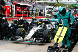 Nico Rosberg, Mercedes AMG F1 W07 Hybrid maakt een pitstop
