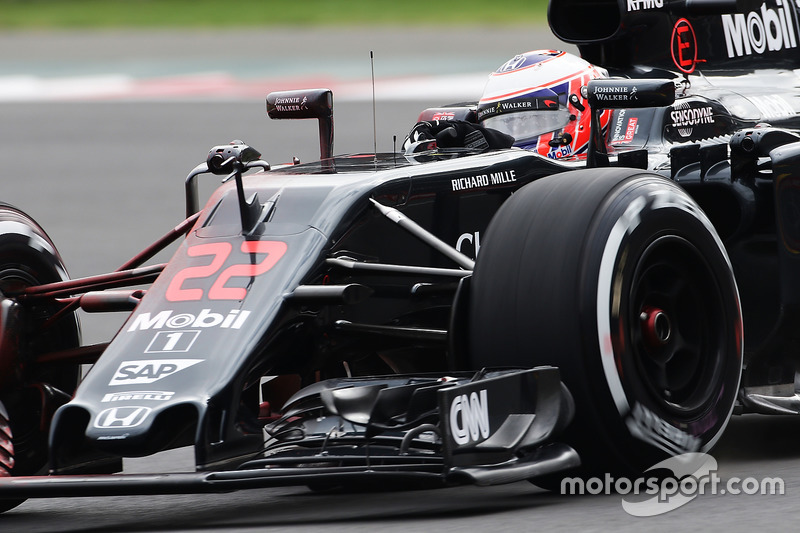 Jenson Button, McLaren MP4-31 avec de la peinture flow-vis