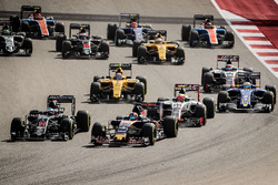Daniil Kvyat, Scuderia Toro Rosso STR11 et Fernando Alonso, McLaren MP4-31 au départ