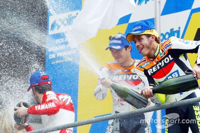 Podio: 1º Valentino Rossi, 2º Tohru Ukawa, 3º Max Biaggi