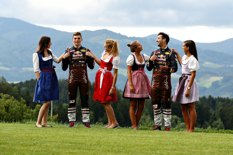 Daniel Ricciardo, Red Bull Racing; Max Verstappen, Red Bull Racing; Formula Una Girls
