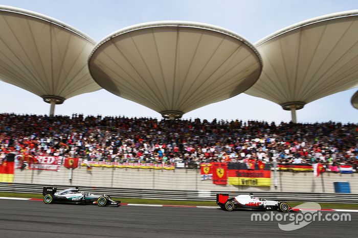 Romain Grosjean, Haas F1 Team VF-16 lidera a  Lewis Hamilton, Mercedes AMG F1 Team W07