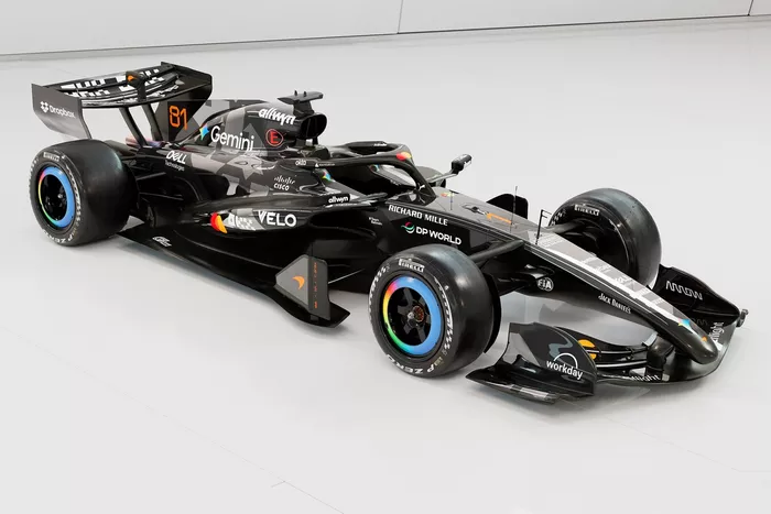 طلاء سيارة McLaren MCL40 في اختبار برشلونة