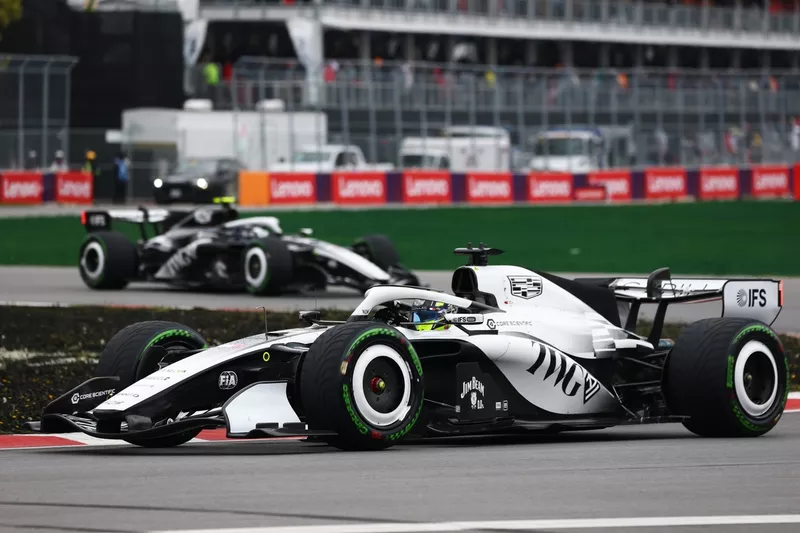 Oliver Bearman, Haas F1 Team, Esteban Ocon, Haas F1 Team