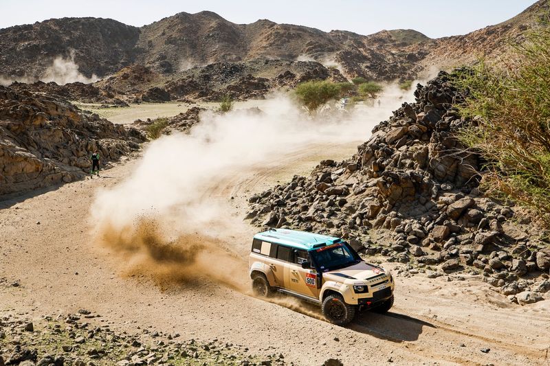 #500 Defender Rally Defender: Stephane Peterhansel, Michael Metge