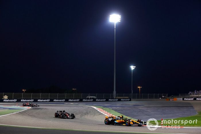 Lando Norris, McLaren MCL60, Valtteri Bottas, Alfa Romeo C43