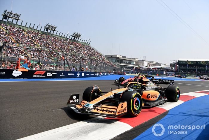 Lando Norris, McLaren MCL36, Carlos Sainz, Ferrari F1-75