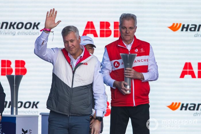 Representante de Hankook en el podio