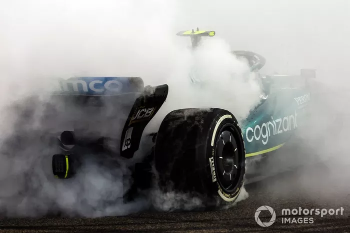 Sebastian Vettel, Aston Martin AMR22, realiza donuts en la parrilla para celebrar su última carrera en la F1