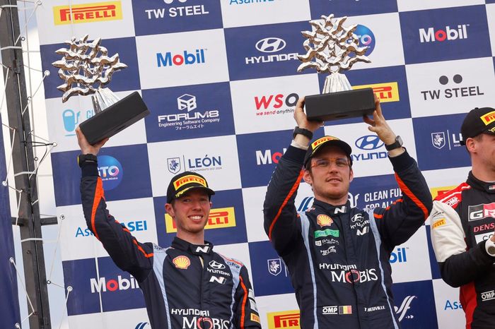 Podio: segundo puesto Thierry Neuville, Martijn Wydaeghe, Hyundai World Rally Team Hyundai i20 N Rally1