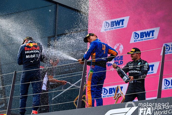 Podio: segundo lugar Valtteri Bottas, Mercedes, Toyoharu Tanabe, Director técnico F1 Honda, ganador Max Verstappen, Red Bull Racing , tercer lugar Lando Norris, McLaren