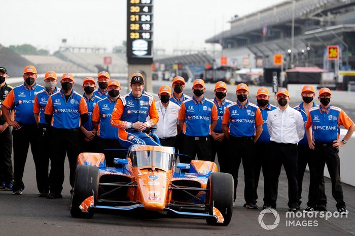 Scott Dixon, Chip Ganassi Racing Honda, celebra con su equipo la obtención del premio NTT P1 y la pole position