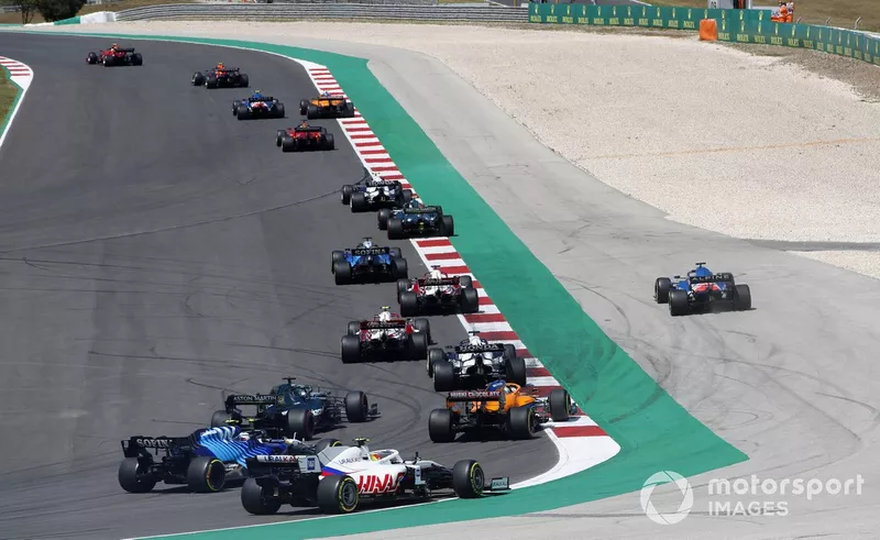 Fernando Alonso, Alpine A521, va fuori pista davanti ad Antonio Giovinazzi, Alfa Romeo Racing C41, Yuki Tsunoda, AlphaTauri AT02, Daniel Ricciardo, McLaren MCL35M, Lance Stroll, Aston Martin AMR21, Nicholas Latifi, Williams FW43B e Mick Schumacher, Haas VF-21
