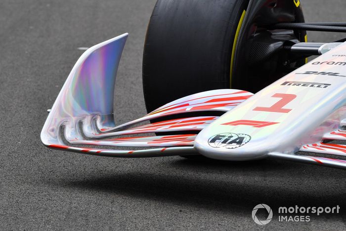 Detalle del frente y del alerón delantero del coche de Fórmula 1 2022