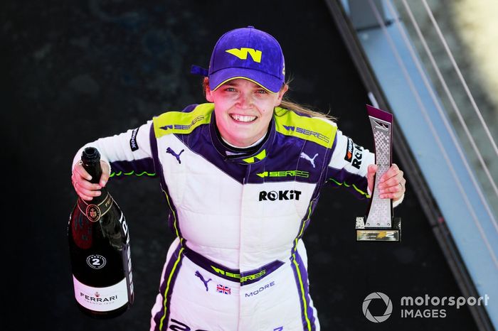 Podio: segundo lugar Sarah Moore