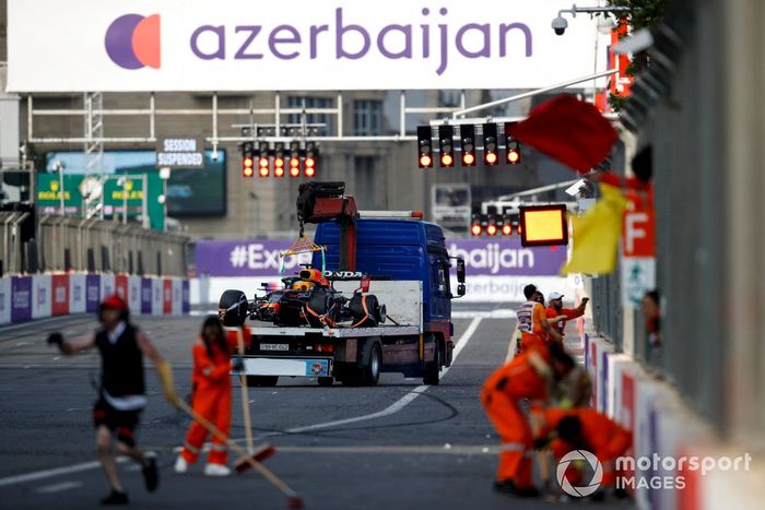 El coche de Max Verstappen, el Red Bull Racing RB16B, se es retirado tras el accidente