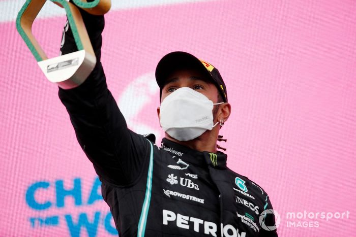 Podio: segundo lugar Lewis Hamilton, Mercedes