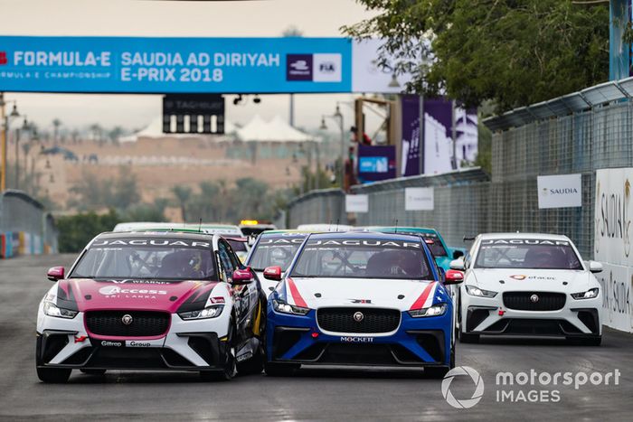 Simon Evans, Team Asia New Zealand pelea con Bryan Sellers, Rahal Letterman Lanigan Racing al inicio de la carrera