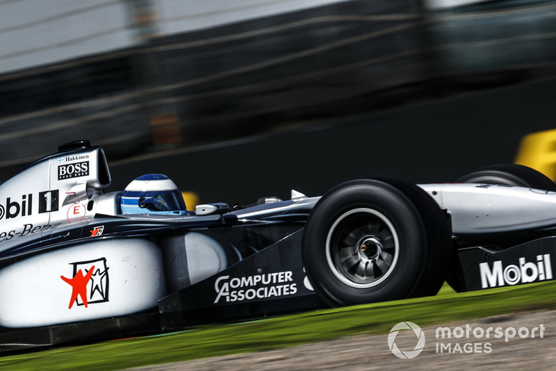 Міка Хаккінен на демозаїздах за кермом боліда McLaren Mercedes 1998 року на честь 30-річчя ГП Японії