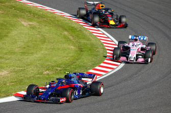 Pierre Gasly, Scuderia Toro Rosso STR13, voor Sergio Perez, Racing Point Force India VJM11, en Daniel Ricciardo, Red Bull Racing RB14