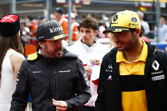 Fernando Alonso, McLaren, talks to Carlos Sainz Jr., Renault Sport F1 Team