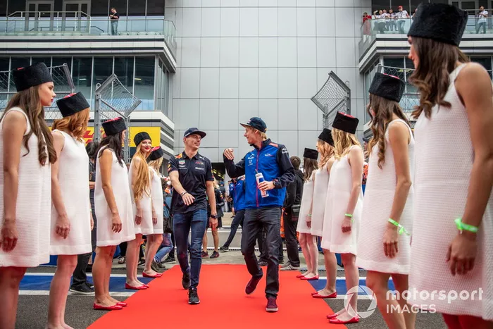 Max Verstappen, Red Bull Racing y Brendon Hartley, Scuderia Toro Rosso en el desfile de pilotos