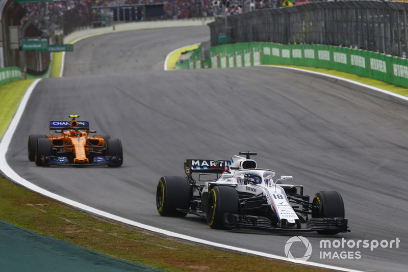 Ленс Стролл, Williams FW41 ,попереду Стоффеля Вандорна, McLaren MCL33