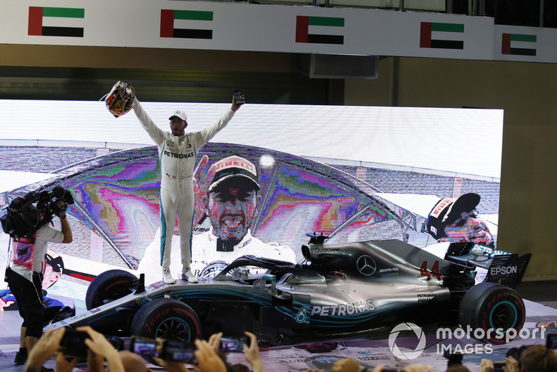 El ganador de la carrera Lewis Hamilton, Mercedes-AMG F1 W09 celebra