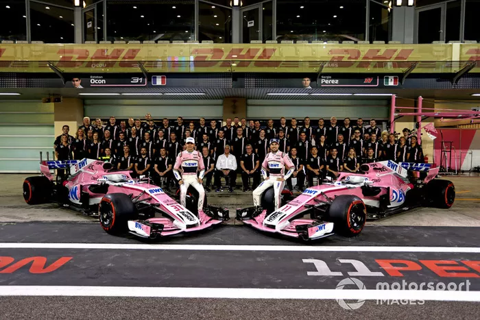 Esteban Ocon, Racing Point Force India y Sergio Pérez, Racing Point Force India en la foto del equipo Racing Point Force India F1