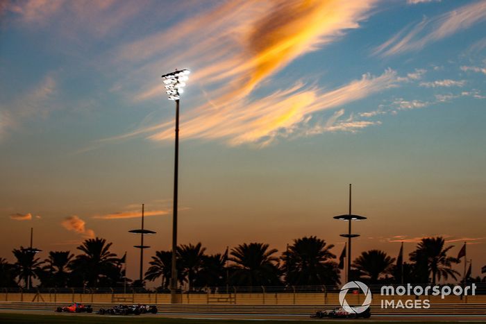 Fernando Alonso, McLaren MCL33, Charles Leclerc, Sauber C37, Carlos Sainz Jr., Renault Sport F1 Team R.S. 18, y Romain Grosjean, Haas F1 Team VF-18