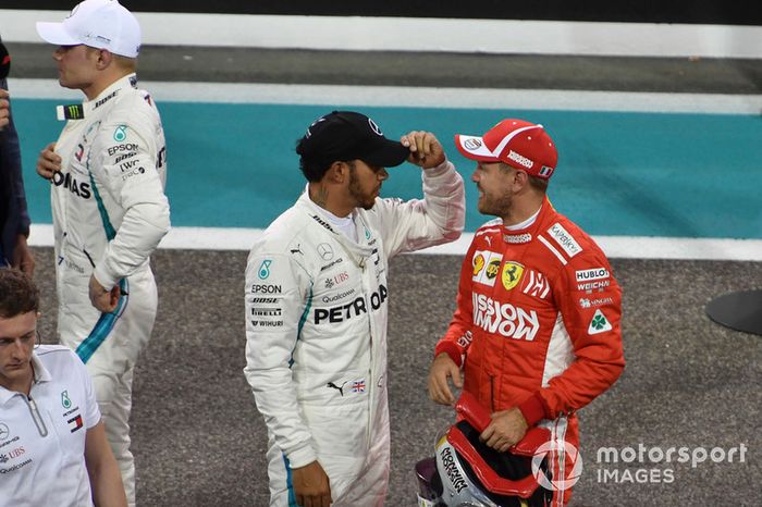 Lewis Hamilton, Mercedes AMG F1 y Sebastian Vettel, Ferrari en Parc Ferme 