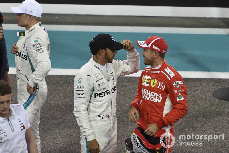 Lewis Hamilton, Mercedes AMG F1 y Sebastian Vettel, Ferrari en Parc Ferme