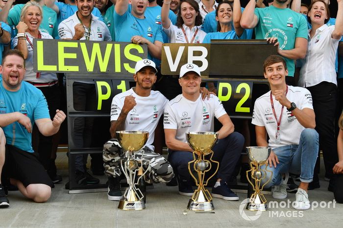 El ganador de la carrera Lewis Hamilton, Mercedes AMG F1 celebran con Valtteri Bottas, Mercedes AMG F1 y George Russell, Mercedes AMG F1 y el equipo