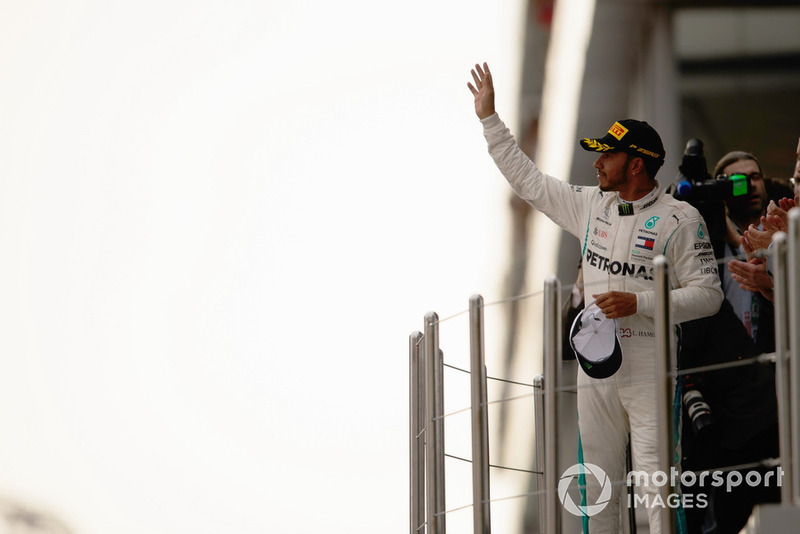 Hamilton, Rusya'da gülüyor