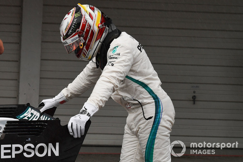 Le poleman Lewis Hamilton, Mercedes-AMG F1 W09 dans le parc fermé