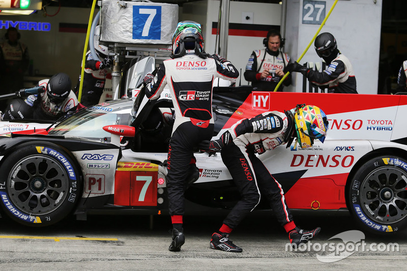 #7 Toyota Gazoo Racing Toyota TS050: Mike Conway, Jose Maria Lopez, pitstop