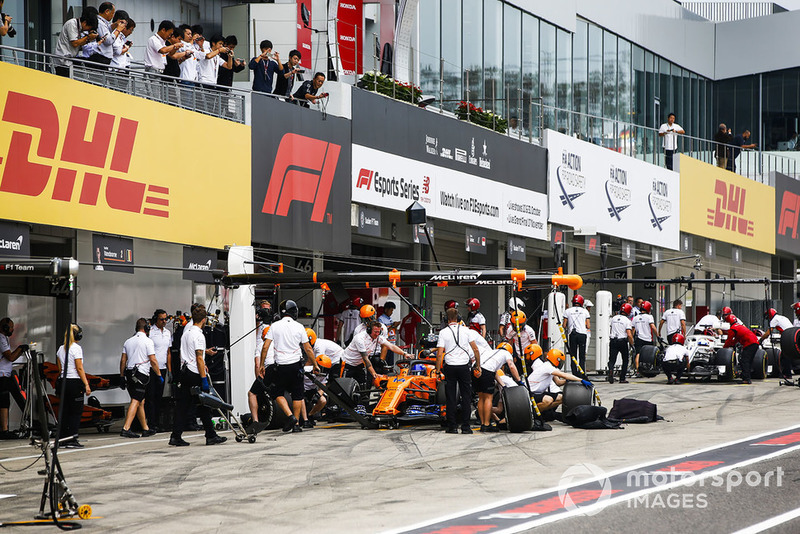 Fernando Alonso, McLaren MCL33, dans les stands