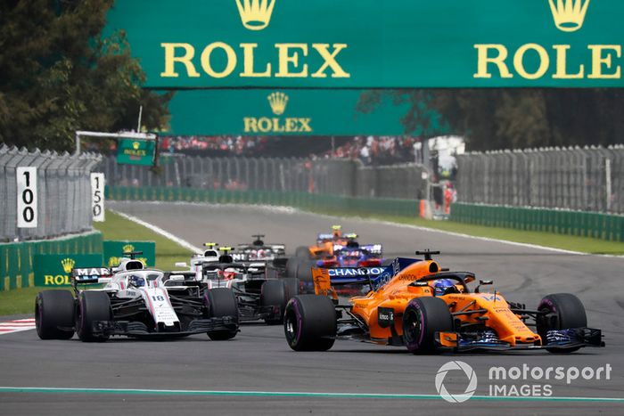 Fernando Alonso, McLaren MCL33 y Lance Stroll, Williams FW41 