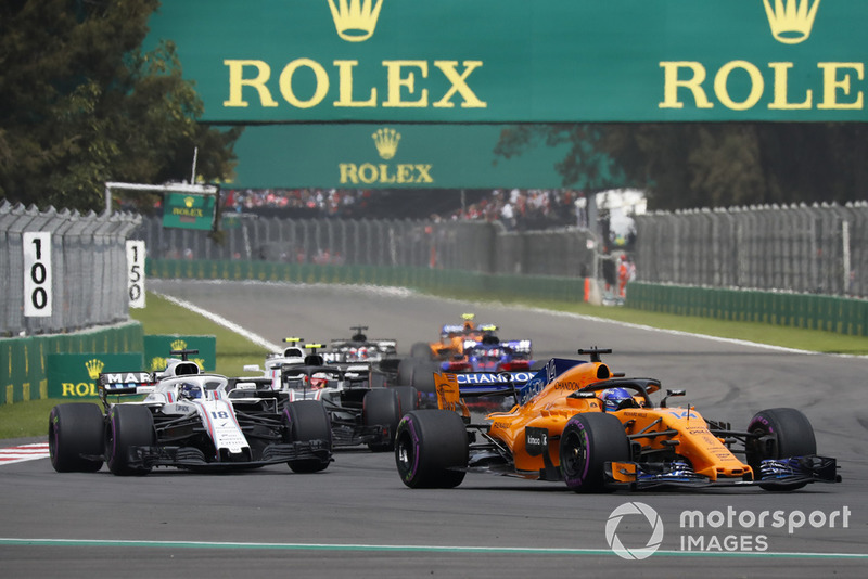 Fernando Alonso, McLaren MCL33 y Lance Stroll, Williams FW41