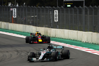 Lewis Hamilton, Mercedes AMG F1 W09 EQ Power+, precede Daniel Ricciardo, Red Bull Racing RB14