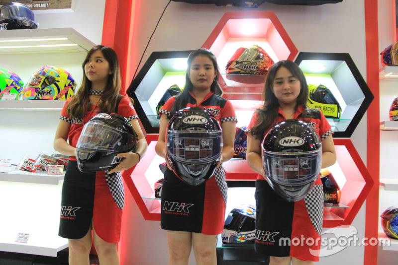 Peluncuran helm NHK GP-R Tech