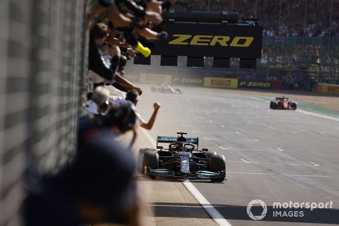 Ganador Lewis Hamilton, Mercedes W12 cruza la meta 