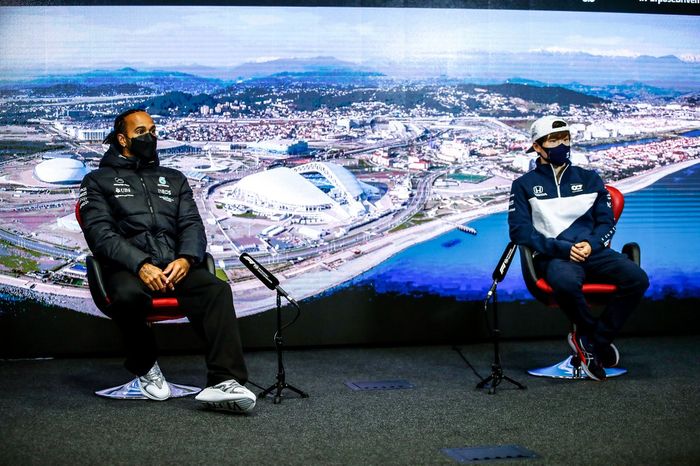 Lewis Hamilton, de Mercedes, y Yuki Tsunoda, de AlphaTauri, en la rueda de prensa