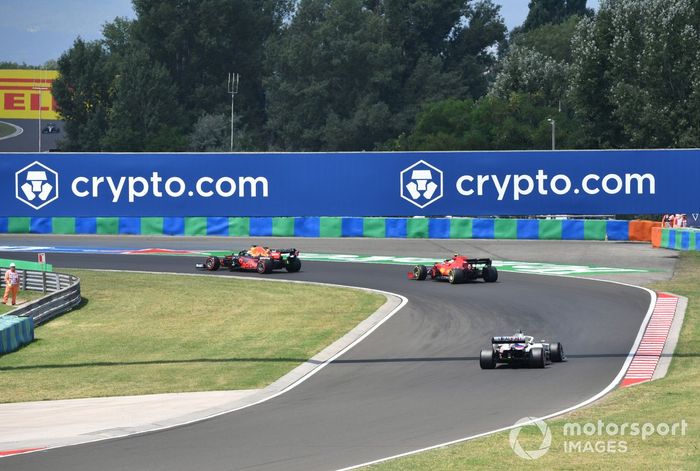 Max Verstappen, Red Bull Racing RB16B, Carlos Sainz Jr., Ferrari SF21, Nikita Mazepin, Haas VF-21