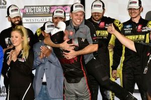 Christian Eckes, ThorSport Racing, Toyota Tundra Curb Records celebra su victoria en el Victory Lane