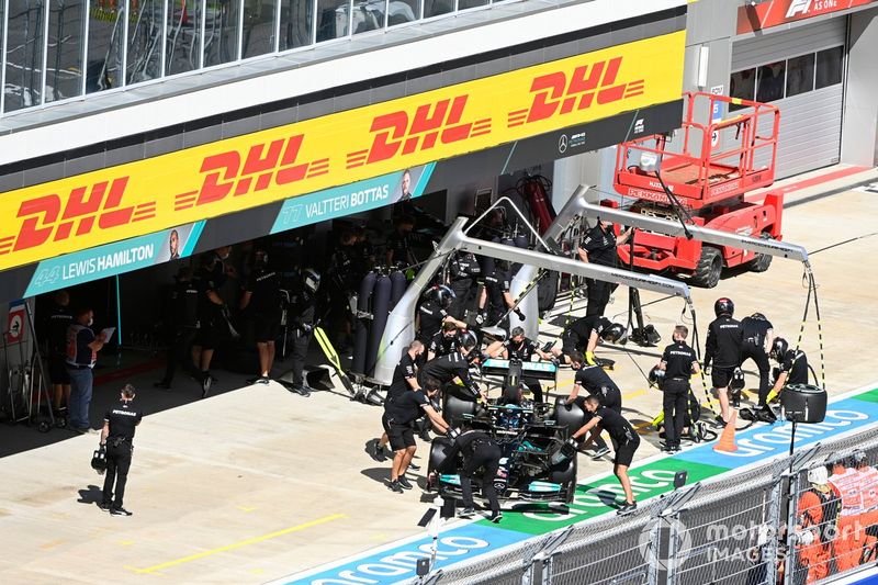 Valtteri Bottas, Mercedes W12, vuelve al box