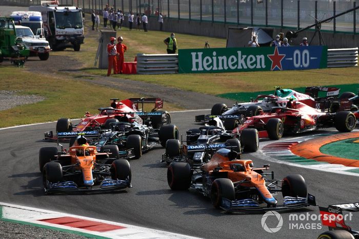 Daniel Ricciardo, McLaren MCL35M, Lando Norris, McLaren MCL35M, Pierre Gasly, AlphaTauri AT02, Lewis Hamilton, Mercedes W12, y el resto en la primera vuelta